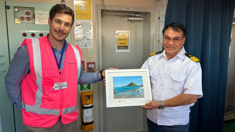 Zespri Shipping Operator Ben van Rensburg presenting commemorative plaque to Captain Ricardo P. Pajunar.